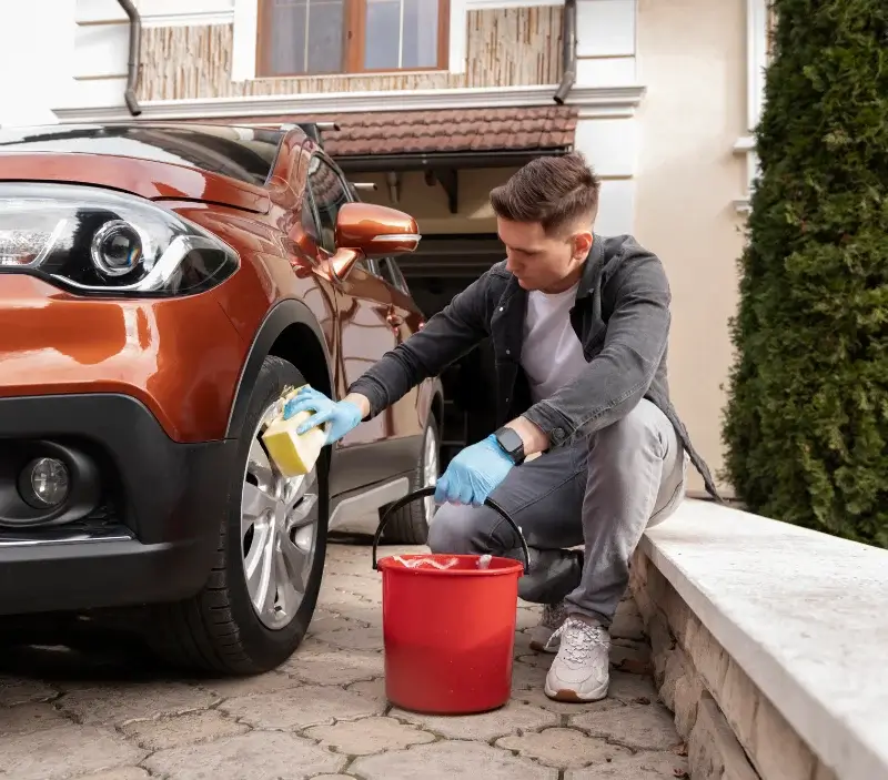 Lavage auto à domicile Marolles-en-Hurepoix : professionnel intervenant sur un véhicule
